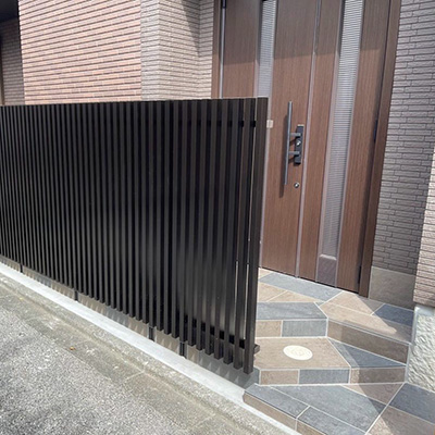 出入りの動線を考えステップは斜めに施工しています。圧迫感のない縦格子は視線を遮ります。