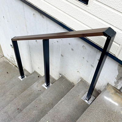 フェンスと合わせて持ち手の笠木部分を木目調にしています。